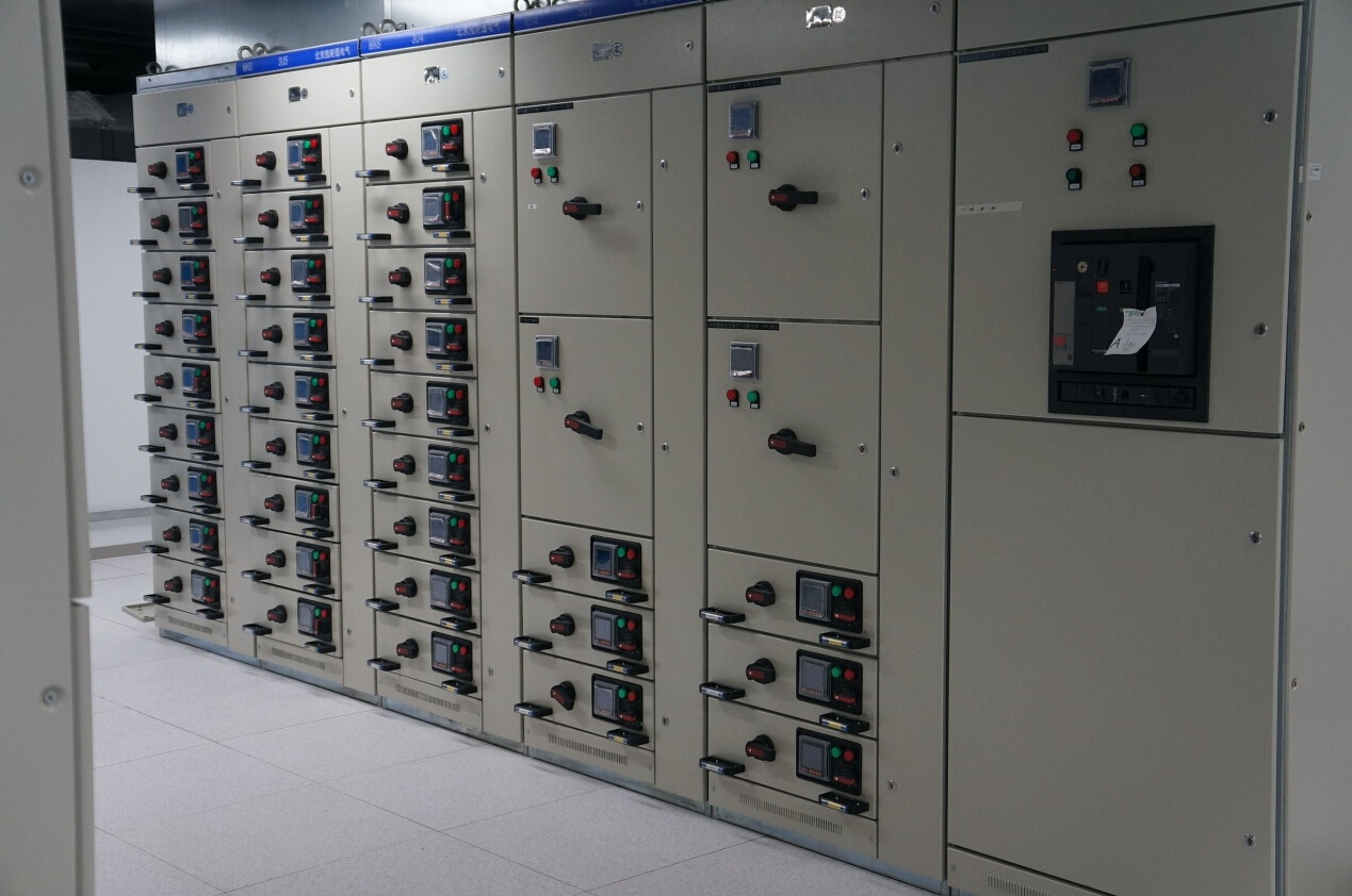 采用雙路市電、UPS、確保機(jī)房設(shè)備穩(wěn)定運(yùn)行